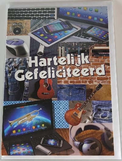 Hartelijk gefeliciteerd! De perfecte kaart als gamen, een laptop, een mobiel of muziek maken helemaal jou ding is! Een leuke kaart om zo te geven of om bij een cadeau te voegen. Een dubbele wenskaart inclusief envelop en in folie verpakt.