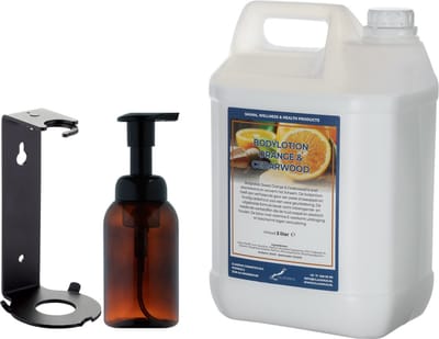 Zeepdispenser 300 ml amber bruin hervulbaar + 5 liter Bodylotion Sweet Orange & Cedarwood navulling (inclusief beugel)