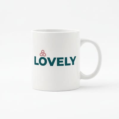 Lovely Tekst Mok – Minimalistisch Liefde Typografie Design – Keramische Koffiemok 330 ml – Stijlvol Cadeau voor Hem of Haar