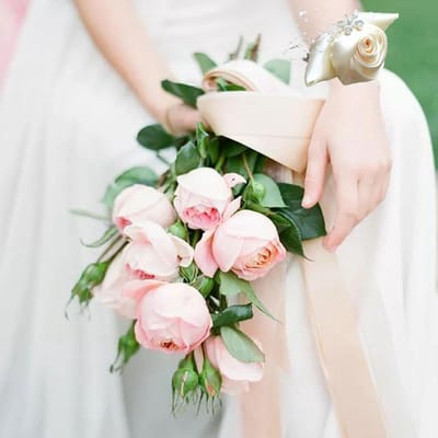 Bloemenarmband met roos - Polsbloem set - Feestelijke gelegenheden - Handgemaakt met satijn - 8 stuks - Blauw