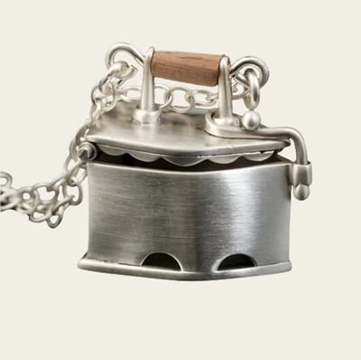 Zilveren Antieke kolen Strijkbout Strijkijzer met jasseron ketting 54 cm kettinghanger
