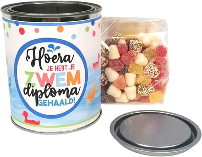 Zwemdiploma Cadeau - Blik Gevuld met Tum Tum snoep - "Hoera je hebt je zwemdiploma gehaald" - Leuk Herinneringsblik