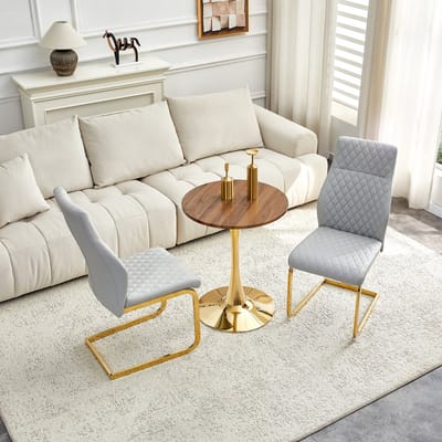 Tafel- en stoelenset. Ronde tafel van 60 cm, gemaakt van MDF met walnoothoutlook, met goudkleurige poten, gecombineerd met 2 lichtgrijze eetkamerstoelen met ruitpatroon en goudkleurig metalen frame.