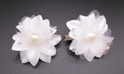 2 roosjes klein met duckklem wit met glinster+parel en diamantjes