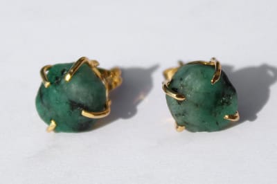 Bixorp Gems Smaragd Chakra Oorbellen - Ruwe Edelsteen Knopjes - 18 karaat verguld Goud & Roestvrij Staal - Hart Chakra