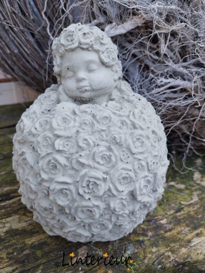 Steenfiguur baby in bloemen