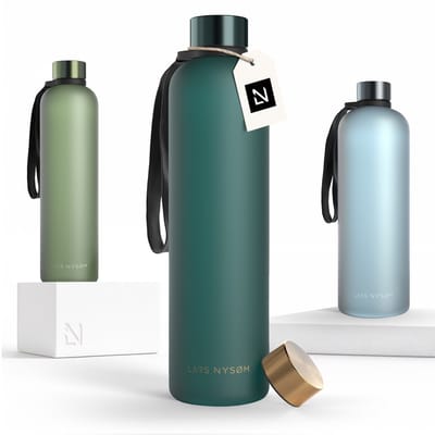 LARS NYSØM Blæst Ultralichte tritan-waterfles 1000ml - BPA-vrij, lekvrij, geschikt voor koolzuurhoudende dranken - Inclusief 2 deksels (Pine Green/Gold)