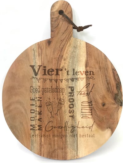 Ronde snijplank/hapjesplank met tekst gravure VIER HET LEVEN. Cadeau-verjaardag-kampioen-trouwdag-samenwonen-nieuw huis-housewarming-feest. Het formaat is 40x30cm incl. handvat en 30cm doorsnede excl. handvat.
