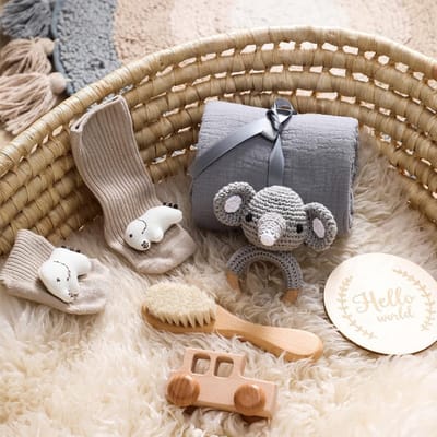 Newborn Gift Set - Baby Cadeauset Kraamcadeau - Baby Verwennen - Inclusief Rammelaar Hout - 6 Delig - Grijs