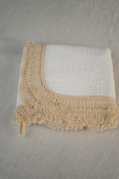 Baby-swaddle-inbakerdoek-roomwit met franjes-90x90 cm-handgemaakt(Sweet baby Bedstraw)