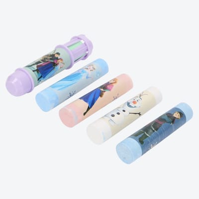 Disney Stoepkrijt - Buiten Spelen - Thema: Frozen Elsa & Anna - 5 Kleuren & Stoepkrijthouder voor Schone Handen - Buiten Speelgoed - Tuin Speelgoed - Creatief Speelgoed - Cadeau voor Jongens & Meisjes - Handvat + Stoepkrijt - Frozen2 Elsa en Anna