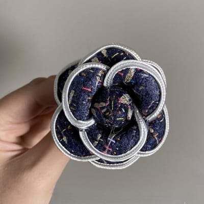 Broche Fleur Camélia en Tissu Rétro Épingles de Revers Broches en Tissu Fait Main Pour Femmes Manteau Chemise Corsage Bijoux de Mode Cadeaux bleu marine