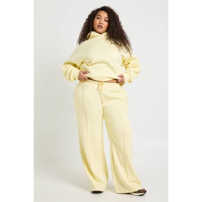 boohoo Dames Plus Core Basic Joggingbroek Met PlooiDetail En Rechte Pijpen | Boter | Maat: 44
