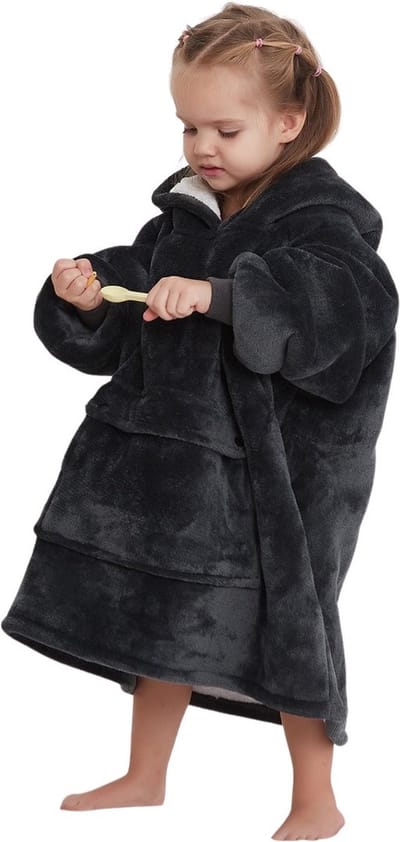 Hoodie deken kind - Fleece kinder poncho - plaid met mouwen en capuchon voor kinderen - oversized hoodie kind - fleece deken met mouwen – hoodie plaid voor kinderen - hoodie blanket - TV deken – zacht & warm - maat 116 t/m 134 - zwart