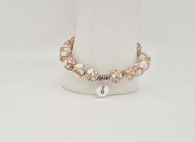 Handgemaakte natuursteen armband met hanger "Letters in cirkel" " Wit howliet gesponnen goud" -8 mm diameter van de korrel- Diameter armband 20 cm - Kies je favoriete letters- Een mooi cadeau voor familie en vrienden