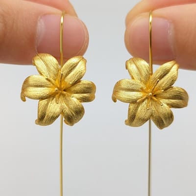 Boucles d'oreilles pendantes en métal doré couleur or à fleurs de mode simple pour femmes, longues et tendance, faites main, personnalité beige