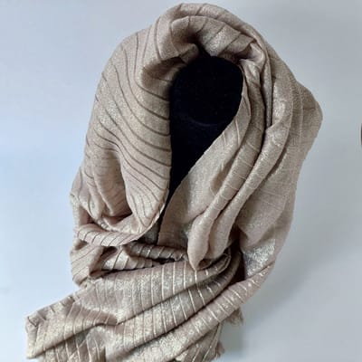 LUCHTIGE SJAAL in de kleur KHAKI met goud glans - zeer soepel - kwaliteit - ook voor feestjes/partijen - happinesstassen