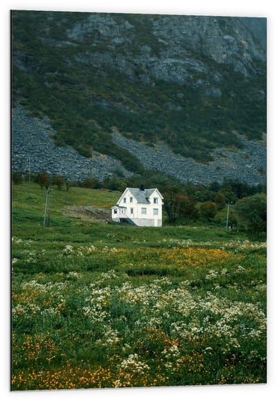 Dibond - Huisje aan de Rand van de Berg - 60x90cm Foto op Aluminium (Met Ophangsysteem)
