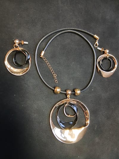 My Sweet Romance® - Dames Ketting met Bijpassende Oorbellen - Choker Goudkleurig met Zwart