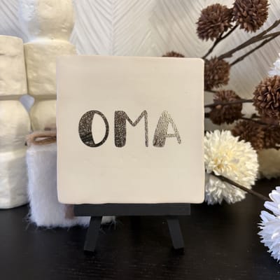 Hartjespost | Tegeltje Oma mat wit, goud | schoencadeautjes sinterklaas | tegeltjes met tekst | spreuktegel | tegeltjeswijsheden | Christmas | Xmas | kerstmis | omi | omaatje | grootouders | oma | familie | liefde | goud | alles is liefde | 10x10