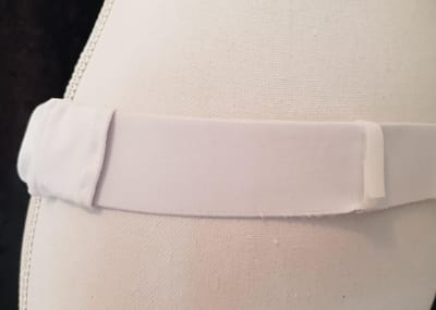 PD-band voor peritoneale dialyse (nierdialyse), maat XS, in wit huidvriendelijk (zacht) elastiek voor het opbergen van de katheter en het opbergen van het koppelstuk