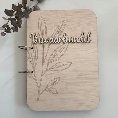 Houten bewaarbundel - Knutselwerkjes bundel met bloem - Gegraveerde bundel - Bundel knutselwerkjes - Kaarten bewaarboek - Herinneringenmap - Herinneringen - Map - Kraamcadeau - Bewaarboek - Memories - Gepersonaliseerd - Gegraveerd