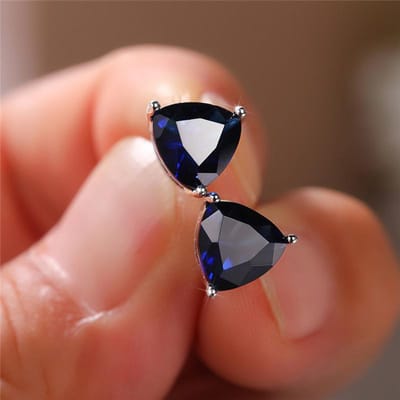 Huitan Boucles d'oreilles minimalistes triangulaires en zircone cubique pour femmes Couleurs blanc/multicolore/vert/bleu Bijoux de mode pour filles brown