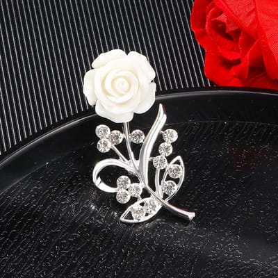 Elegante, hoogwaardige broche met rozenbloemmotief van emaille voor dames en heren. Prachtige klassieke bloemenbroche met kristallen, perfect als feest- of huwelijkssieraad. white