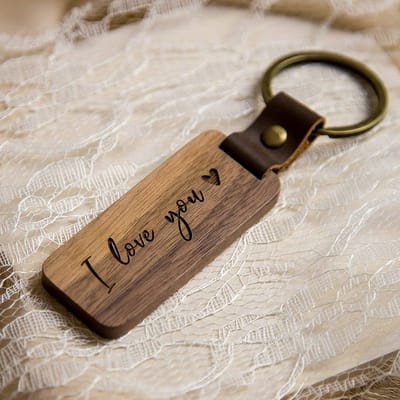 Houten Sleutelhanger met Gravure – Love You– Luxe - Afwerking met PU Leren Detail – Perfect Cadeau voor Hem & Haar