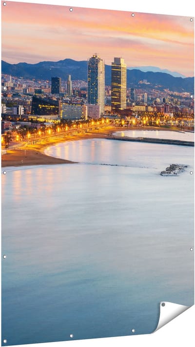 Gards Tuinposter Barcelona Strand met Stad bij Zonsondergang - 120x180 cm - Tuindoek - Tuindecoratie - Wanddecoratie buiten - Tuinschilderij