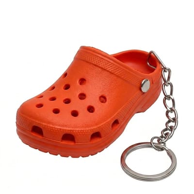 Mandarijnkleurige sleutelhanger mini schoen vorm van EVA met metalen sleutelring en korte ketting, sleutelhanger voor heren en dames, compact accessoire met speels ontwerp en herkenbaar klomp model