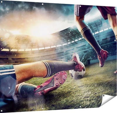 Gards Tuinposter Voetbal Sliding in het Stadion - 150x120 cm - Tuindoek - Tuindecoratie - Wanddecoratie buiten - Tuinschilderij