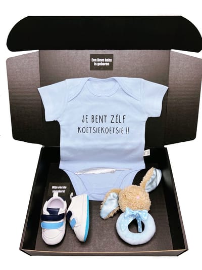 Kraamcadeau, kraamcadeau jongen - met blauwe romper - babysneakers en rammelaar - 2 maten - kan ook rechtstreeks als cadeau worden verstuurd, cadeau geboorte jongen, geboortegeschenk jongen