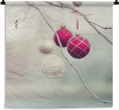 Wandkleed Kerst - Een close-up van kleurrijke kerstballen tijdens een ijzige dag Wandkleed katoen 90x90 cm - Wandtapijt met foto