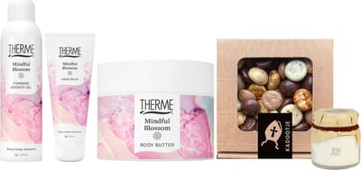 Therme Cadeauset Sinterklaas Mindful Blossom - Therme Bodybutter Mindful Blossom - Therme Shower Foaming Mindful Blossom - Liv 'n Taste Chocolade Kruidnoten Mix Kadootje