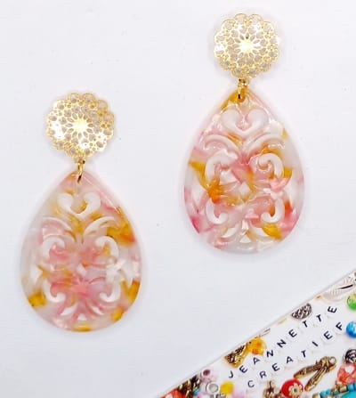 Jeannette-Creatief® - Resin - Geel - Roze - Wit - Goud - Oorbellen - Bloem - Oorhangers - Oorbellen - Oorringen - RVS oorknopjes - Lente - Pasen