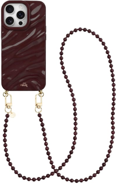xoxo Wildhearts Burgundy Glaze telefoonhoesje met koord - geschikt voor iPhone 13 Pro - Burgundy Muse (lang koord) - Dream hoesje met telefoonkoord - Glimmende silicone case met plooien - Kralenketting met gouden details - Bordeaux rood