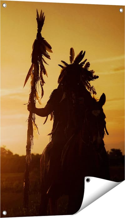 Gards Tuinposter Indiaan met een Speer bij Zonsondergang - 60x90 cm - Tuindoek - Tuindecoratie - Wanddecoratie buiten - Tuinschilderij