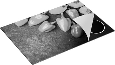 Chefcare Inductie Beschermer Paprika's op Zwarte Marmer - Zwart Wit - 80x50 cm - Afdekplaat Inductie - Kookplaat Beschermer - Inductie Mat