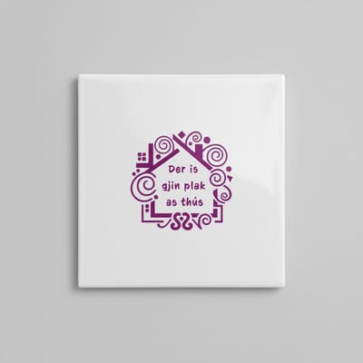 Friese Quote Tegel 15×15 cm – “Der is gjin plak as thús” – Stijlvolle Paarse Woondecoratie Cadeautegel