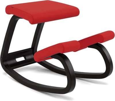 Originele kniestoel met balansconcept – ontworpen door Peter Opsvik – zwart/rood