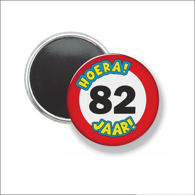 Button Met Magneet 58 MM - Hoera 82 Jaar - NIET VOOR KLEDING