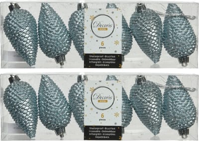 Decoris Kersthangers dennenappels - 12x - lichtblauw - glitter - 8 cm - kunststof - kerstversiering