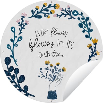 Tuincirkel Quotes - Every flower blooms in its own time - Spreuken - 60x60 cm - Ronde Tuinposter - Buiten