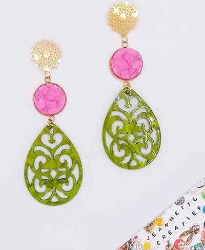 Jeannette-Creatief® - Resin - Barok Green Pink Gold Flower- Dames Oorbellen - Groene Oorbellen - Roze Oorbellen - Oorbellen - Ibiza Chic - Olijfgroen - Olivegreen - Groen - Olijf - Groene Oorbellen - Sieraden - Valentijn