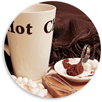 Forex Wandcirkel - Warme Chocolademelk in Mok - 50x50cm Foto op Wandcirkel (met ophangsysteem)