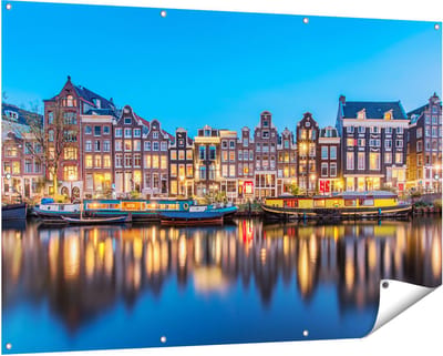 Gards Tuinposter Amsterdamse Huisjes in de Avond met Lichten - 150x100 cm - Tuindoek - Tuindecoratie - Wanddecoratie buiten - Tuinschilderij
