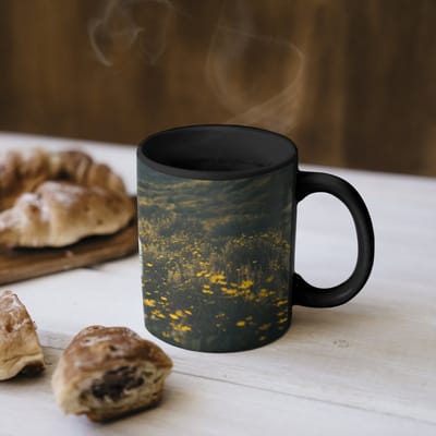 Magische Mok - Foto op Warmte Mokken - Koffiemok - Astronaut - Bloemen - Veld - Geel - Magic Mok - Beker - 350 ML - Theemok
