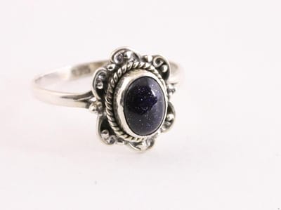 Fijne bewerkte zilveren ring met blauwe zonnesteen - maat 16
