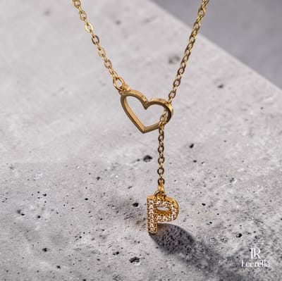 Leerella Goudkleurige | P | Initial Ketting met Hart en Letter Hanger – Gepersonaliseerde RVS Ketting met Zirconia Steentjes – 60 cm Collier